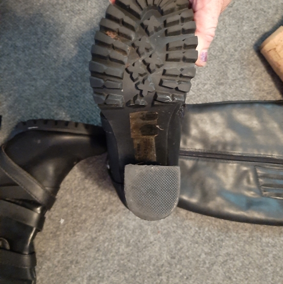 Knee high black boots - Picture 3 of 3